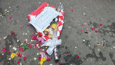 ধানমন্ডি ৩২ নম্বরে প্রবেশ পথে পড়ে থাকা ফুলের তোড়া