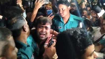আওয়ামী লীগ সন্দেহে গণপিটুনি দিয়ে পুলিশের হাতে তুলে দেওয়া হয়।