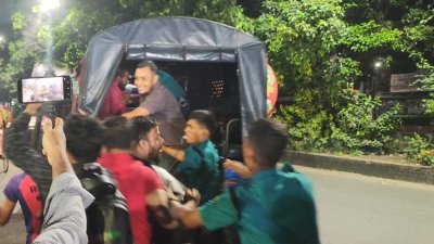 আটক ছয়জনের কারও আওয়ামী লীগের সঙ্গে সংশ্লিষ্টতা পাওয়া যায়নি বলে জানিয়েছে পুলিশ