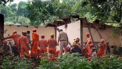 দুর্ঘটনাস্থলে ব্যস্ত উদ্ধারকর্মীরা। ছবি: পিটিআই