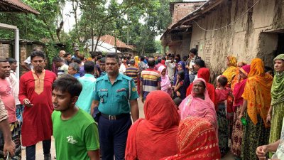 ঘটনাস্থলে পুলিশ ও স্থানীয়রা