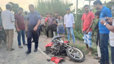 দুর্ঘটনাকবলিত মোটরসাইকেল