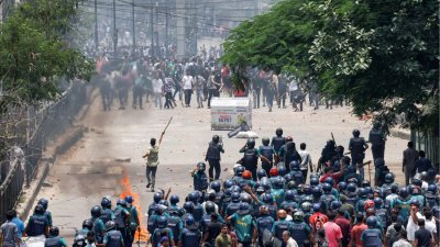 ২০২৪ সালের জুলাই মাসে বিক্ষোভরত শিক্ষার্থীদের সঙ্গে পুলিশ ও আওয়ামী লীগ সমর্থকদের সংঘর্ষ। ছবি: রয়টার্স।