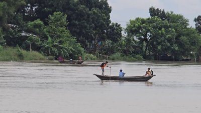 পানিতে টইটম্বুর নদী