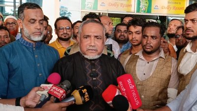 সাংবাদিকদের সঙ্গে কথা বলেন আব্দুল্লাহ মোহাম্মদ তাহের