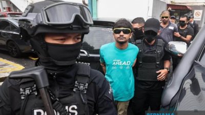 অভিযোগ প্রমাণিত হলে তাদের দীর্ঘ কারাদণ্ড হতে পারে। ছবি: বেরনামা