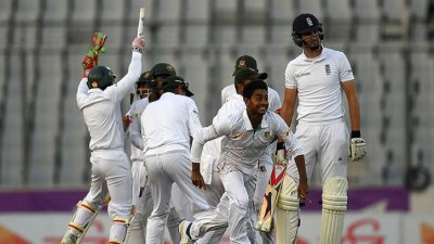 মিরপুরে ঘূর্ণি জাদু দেখান মিরাজ