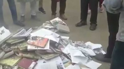 মোহাম্মদপুর কেন্দ্রীয় বিশ্ববিদ্যালয় কলেজের মাঠে পড়ে থাকা বই