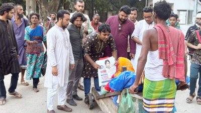 ছিন্নমূল ও প্রতিবন্ধী নারীদের বস্ত্র বিতরণ করেন আব্দুল্লাহ আর রিয়াদ