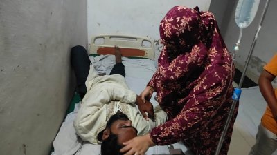 হাসপাতালে চিকিৎসাধীন আহত সাংবাদিক মনিরুজ্জামান জুয়েল