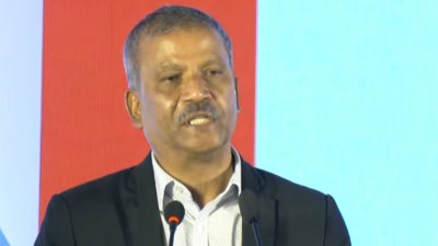 কথা বলছেন আসিফ নজরুল