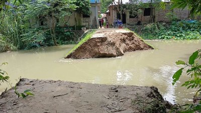 বেড়িবাঁধ ভেঙে ঢুকছে পানি