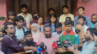 স্বাস্থ্য খাত সংস্কার আন্দোলনে হামলার প্রতিবাদে সংবাদ সম্মেলন করেন আন্দোলনের সংগঠক মহিউদ্দিন রনি