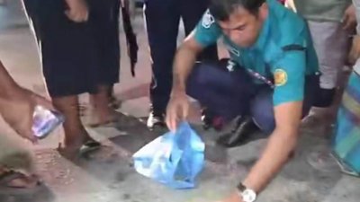 রাসেল স্কয়ার মোড়ে তাজরিন ফার্মেসির সামনে একটি ককটেল বিস্ফোরণের ঘটনা ঘটে