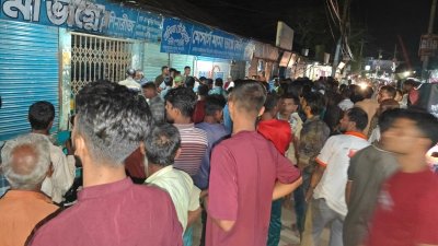 দুই পক্ষের মুখোমুখি অবস্থান