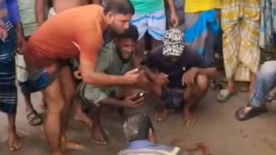 ডাকাতি করতে গিয়ে স্থানীয় লোকজনকে লক্ষ্য করে ককটেল ছুড়ে পালিয়ে যাওয়ার সময় সেটি বিস্ফোরিত হয়ে ডাকাত দলের এক সদস্য নিহত