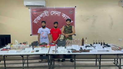 আটক তিন জন ও উদ্ধার অস্ত্র-বোমা তৈরির সরঞ্জাম