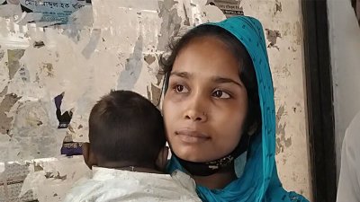 সন্তানসহ আদালত প্রাঙ্গণে আজিজুরের স্ত্রী চুমকি খাতুন