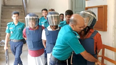 আসামিদের উপস্থিতিতে এই রায় ঘোষণা করেন বিচারক