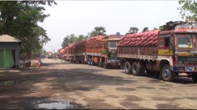 ভোমরা স্থলবন্দরে আমদানি করা পেঁয়াজভর্তি ট্রাক