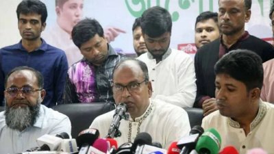 কথা বলছেন শামসুজ্জামান দুদু