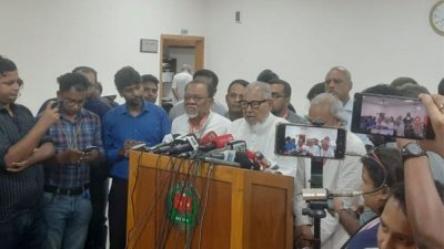 সাংবাদিকদের সঙ্গে কথা বলছেন নজরুল ইসলাম খান