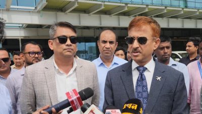 কক্সবাজার বিমানবন্দর পরিদর্শন শেষে সাংবাদিকদের সঙ্গে কথা বলেন বেবিচক চেয়ারম্যান