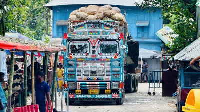 ভারত থেকে আসা পেঁয়াজের ট্রাক