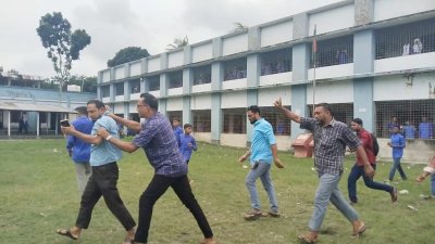 শিক্ষককে বের করেছেন স্থানীয়রা