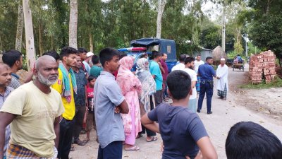 ঘটনাস্থলে পুুলিশ ও স্থানীয়রা