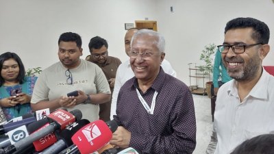 সাংবাদিকদের ব্রিফ করেন নির্বাচন কমিশনের সিনিয়র সচিব আখতার আহমেদ