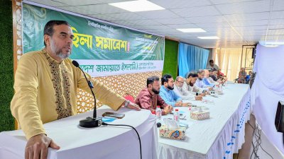 জামায়াতের আমির ডা. শফিকুর রহমানের নির্বাচনি আসনে নারী সমাবেশে বক্তব্য রাখছেন এক পুরুষ নেতা