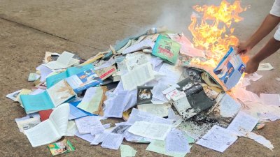 বইগুলো একত্র করে আগুন ধরিয়ে দেওয়া হয়
