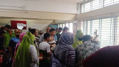 হাসপাতালে মরদেহের পাশে স্বজন ও অন্যরা