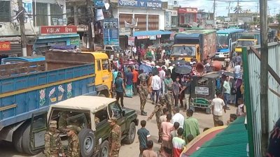 যানজটে যাত্রীরা চরম ভোগান্তিতে পড়েন