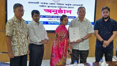 রাঙামাটির সাজেক ভ্যালিতে শৃঙ্খলা ফেরাতে প্রথমবারের মতো ৭২টি রিসোর্ট ও ব্যবসায়িক প্রতিষ্ঠানকে লাইসেন্স এবং অনুমোদিত নকশা দিয়েছে জেলা পরিষদ