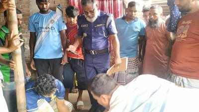 বাড়িতে নিহতের স্বজনরা