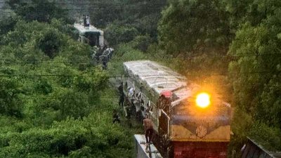 ট্রেনের পেছনের অংশ রেখে চলে যায় সামনের অংশ