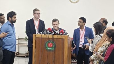 সংবাদ সম্মেলনে বক্তব্য রাখছেন আইআরআই-এর ডিরেক্টর স্টিফেন সিমা