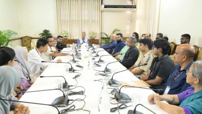 তিন শিক্ষকের পরিবারের সদস্যদের সঙ্গে প্রধান উপদেষ্টা