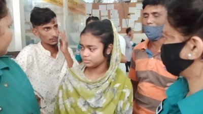 পুলিশ হেফাজতে আয়েশা আক্তার ও দেলোয়ার হোসেন
