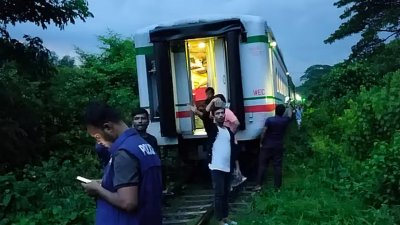দুই ভাগ হয়ে যাওয়া আন্তনগর মহানগর এক্সপ্রেস