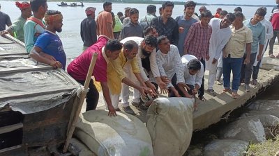 জিও ব্যাগ ফেলে প্রতিবাদ