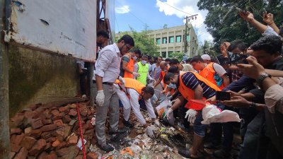 লক্ষ্মীপুর সদর হাসপাতালের আঙিনা পরিষ্কার করেছে জেলা স্বেচ্ছাসেবক দল