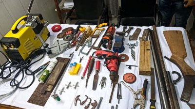 বিপুল পরিমাণ অস্ত্র তৈরির সরঞ্জাম উদ্ধার