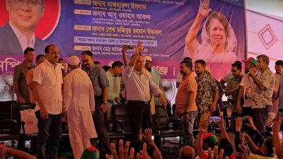 দলের দুই পক্ষের পাল্টাপাল্টি স্লোগান, হুঙ্কার, হট্টগোল ও উত্তেজনায় অস্থির হয়ে ওঠে পরিবেশ
