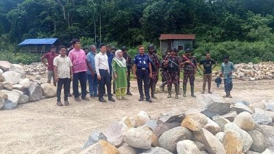 উদ্ধারের পর পাথরগুলো রাংপানি নদীতে পুনরায় স্থাপন করা হয়েছে