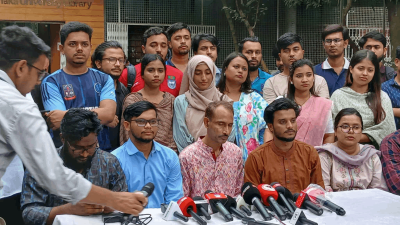 ঢাবির কেন্দ্রীয় লাইব্রেরির সামনে বাগছাসের সংবাদ সম্মেলন