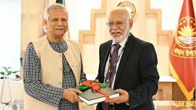 প্রধান উপদেষ্টার কাছে এই প্রতিবেদন জমা দেন পদোন্নতি বঞ্চিত অবসরপ্রাপ্ত কর্মকর্তাদের আবেদন পর্যালোচনা কমিটির আহ্বায়ক ও সাবেক অর্থ সচিব জাকির আহমেদ খান