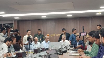 সংবাদ সম্মেলনে বক্তব্য রাখছেন আসিফ নজরুল